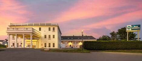 A Best Western hotel with a large entrance and a covered porch.