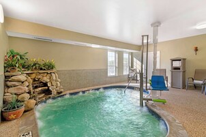 Una piscina al aire libre de temporada