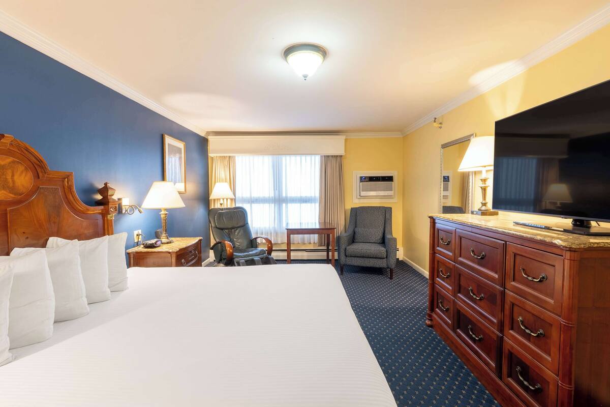 Standard Room, 1 King Bed, Non Smoking, Refrigerator & Microwave | Premium bedding, laptop workspace, blackout drapes, iron/ironing board