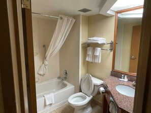淋浴/盆浴组合、免费洗浴用品、吹风机、毛巾