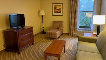 Suite, 1 trÚs grand lit et 1 canapé-lit, non-fumeurs, baignoire à jets | Salle de séjour | Télévision LCD de 32 pouces avec chaßnes par satellite, télévision