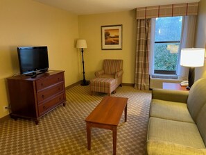 Suite, 1 très grand lit et 1 canapé-lit, non-fumeurs, baignoire à jets | Salle de séjour | Télévision LCD de 32 pouces avec chaînes par satellite, télévision