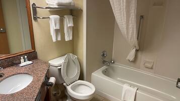 Ensemble douche/baignoire, articles de toilette gratuits, sĂšche-cheveux