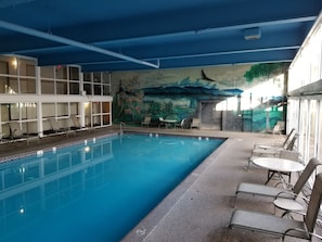 Una piscina cubierta, tumbonas