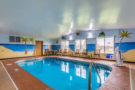Pool. Quality Inn I-74 Batesville