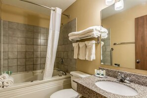 Soundproofing, rollaway beds, free WiFi, bed sheets - Quality Inn I-74 Batesville (Batesville)