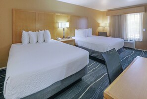 Pillow-top beds, in-room safe, desk, laptop workspace - Ramada by Wyndham Costa Mesa/Newport Beach (Costa Mesa)