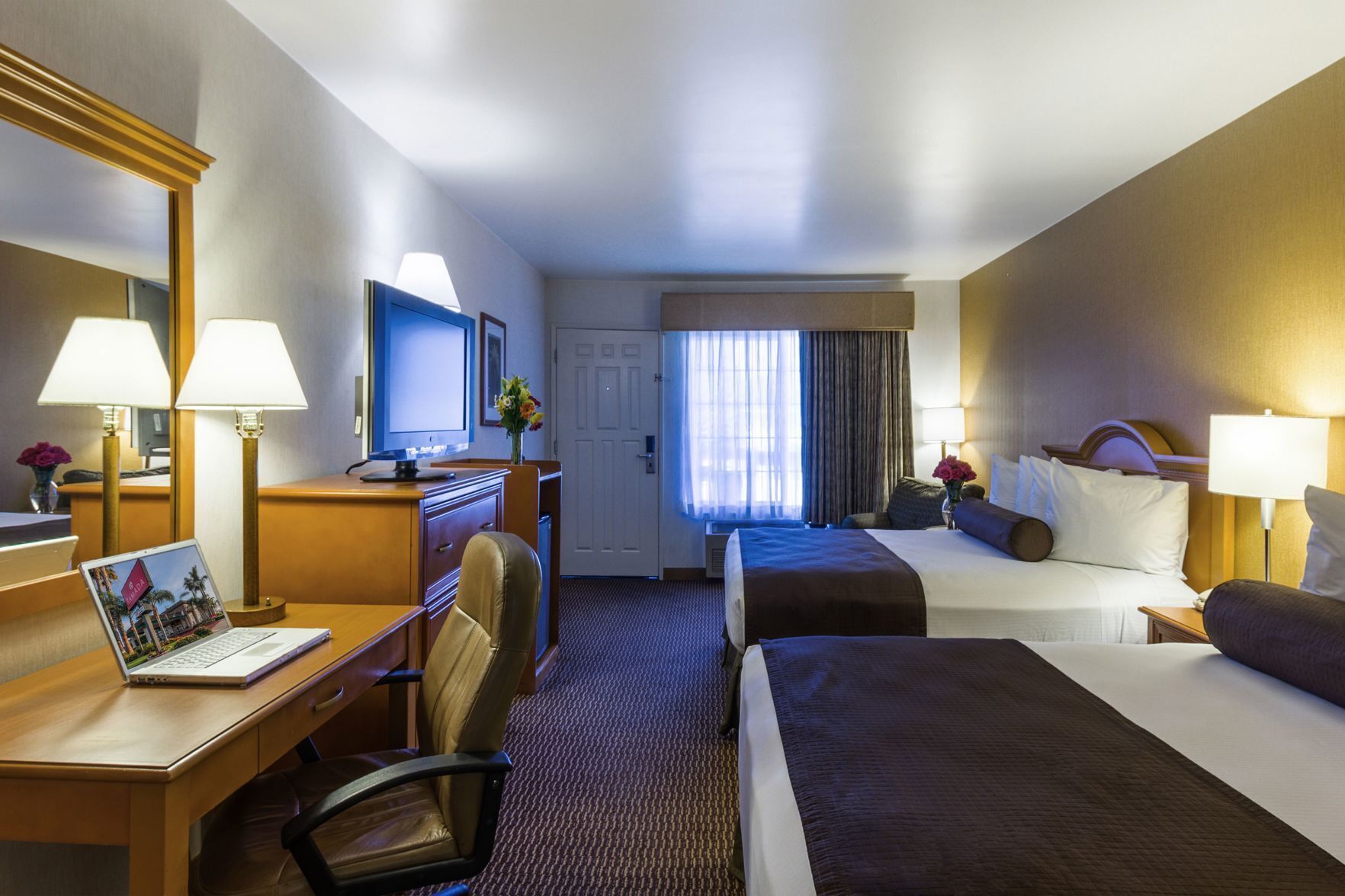 Camas con pillow-top, caja de seguridad en la habitación y escritorio 