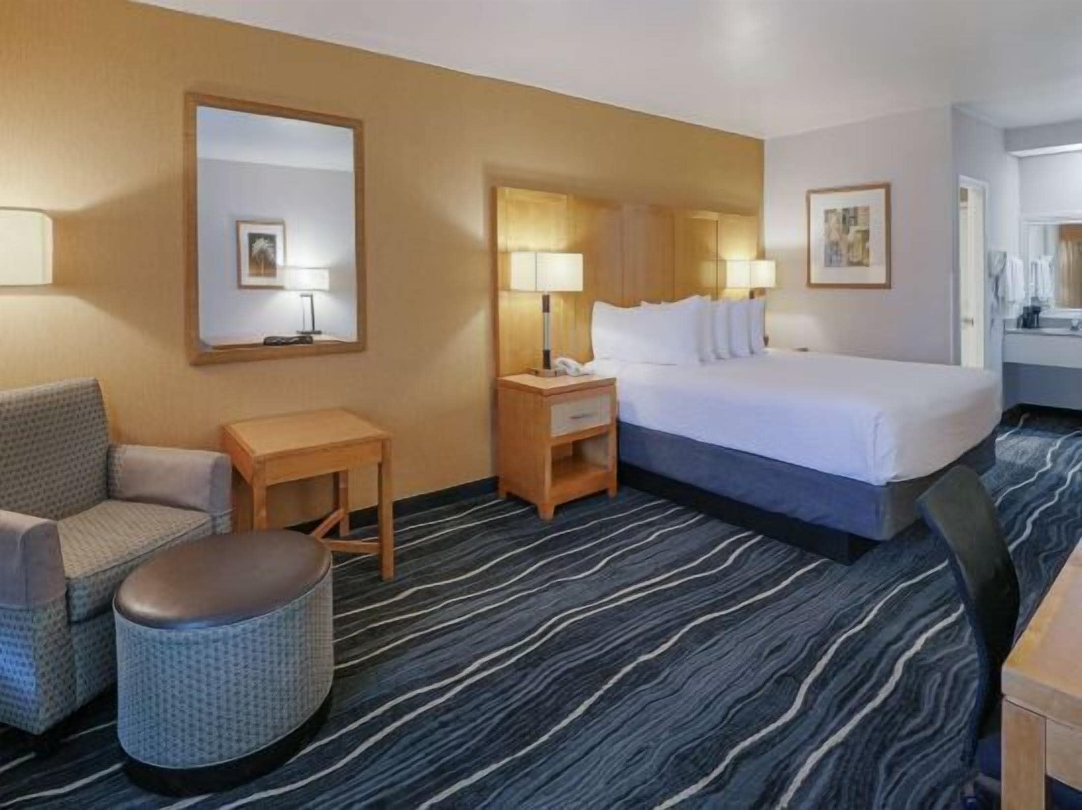 Bantalan ekstra lembut, brankas, dan meja kerja