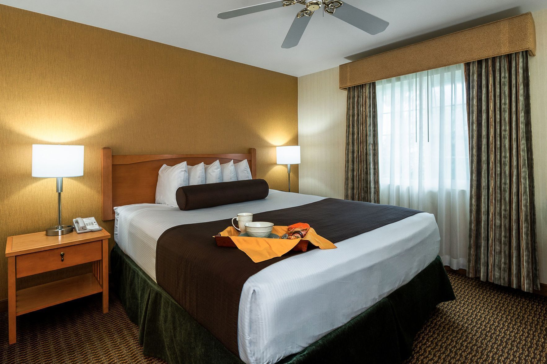 Camas con pillow-top, caja de seguridad en la habitación y escritorio 