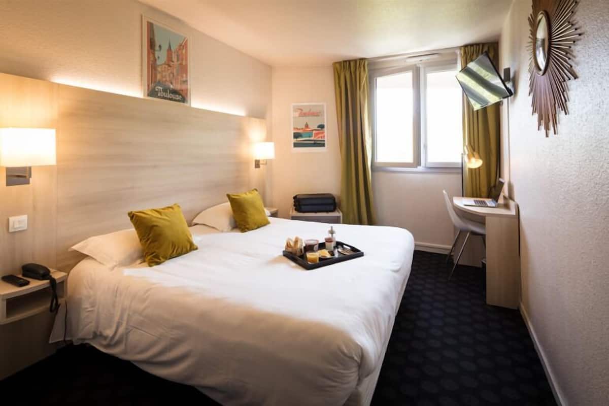Premium bedding, in-room safe, desk, blackout curtains