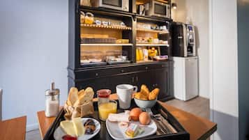 Se ofrece un desayuno bufé (10 EUR por persona)