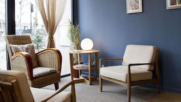 Coin salon dans le hall