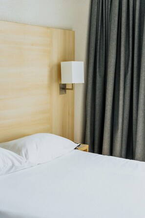 Klassieke tweepersoonskamer | Luxe beddengoed, een kluis op de kamer, individueel gemeubileerd