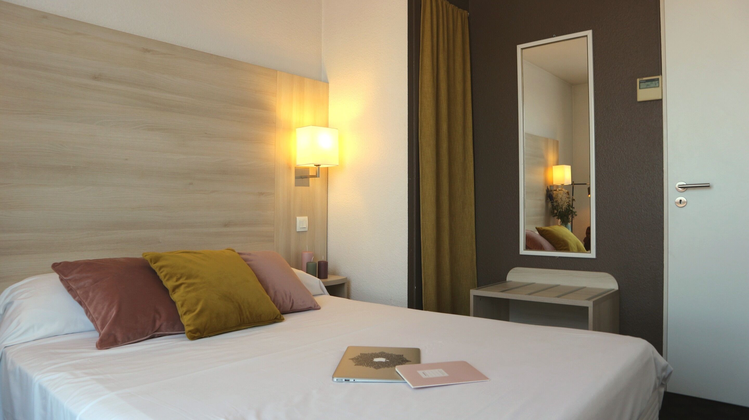 1 bedroom, premium bedding, in-room safe, desk