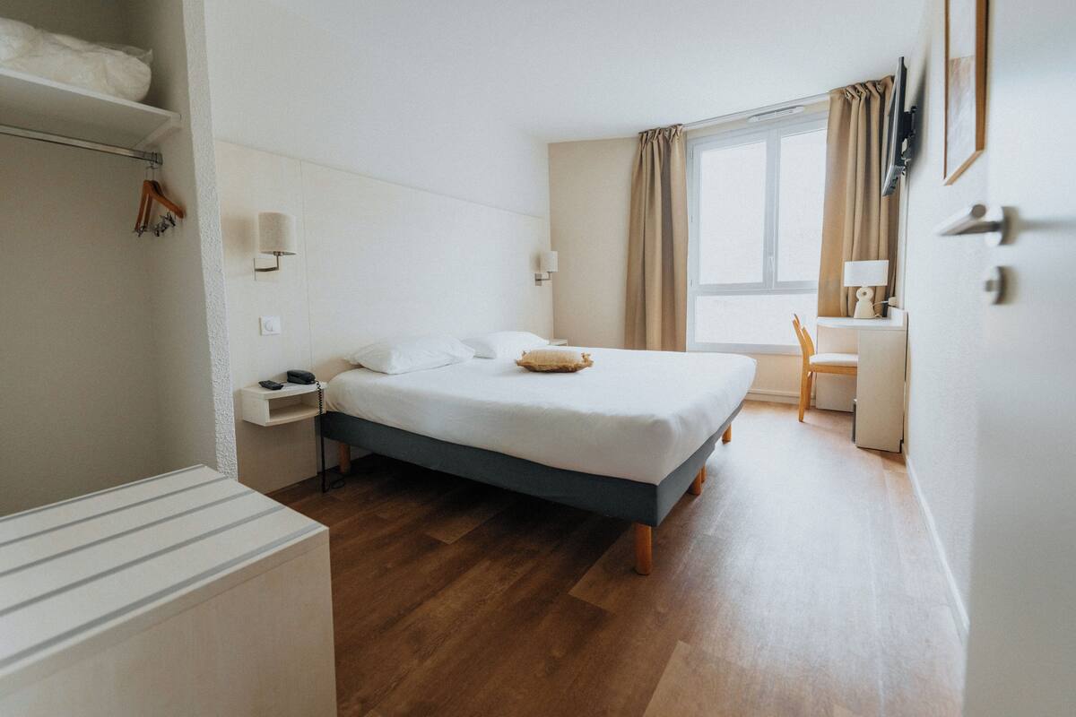 Premium bedding, in-room safe, desk, laptop workspace