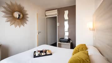 Habitación Confort doble | Ropa de cama de alta calidad, caja fuerte, escritorio y cortinas opacas