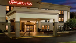 A Hampton Inn hotel with a modern facade, a covered entrance, and a well-lit exterior. - Hampton Inn Battle Creek (Battle Creek)