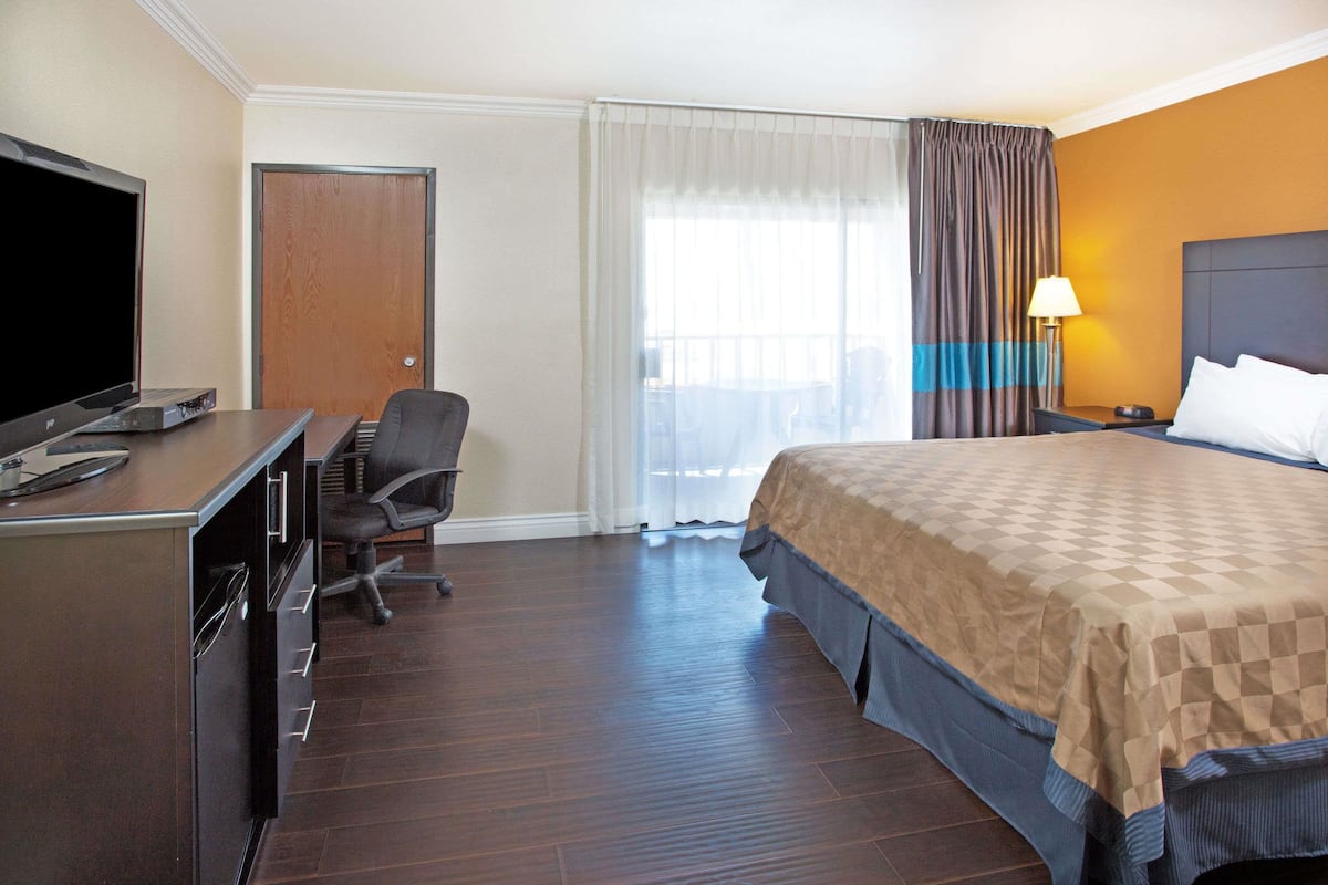 Tabla de planchar con plancha, wifi gratis y ropa de cama