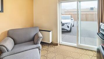 Bureau, rideaux occultants, fer et planche Ă repasser