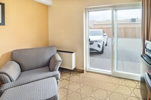 Escrivaninha, cortinas blackout, ferros/tábuas de passar roupa