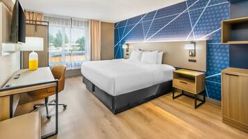 Schreibtisch, Verdunkelungsvorhänge, Bügeleisen/Bügelbrett