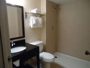 花灑/浴缸組合、環保梳洗用品、風筒、提供毛巾