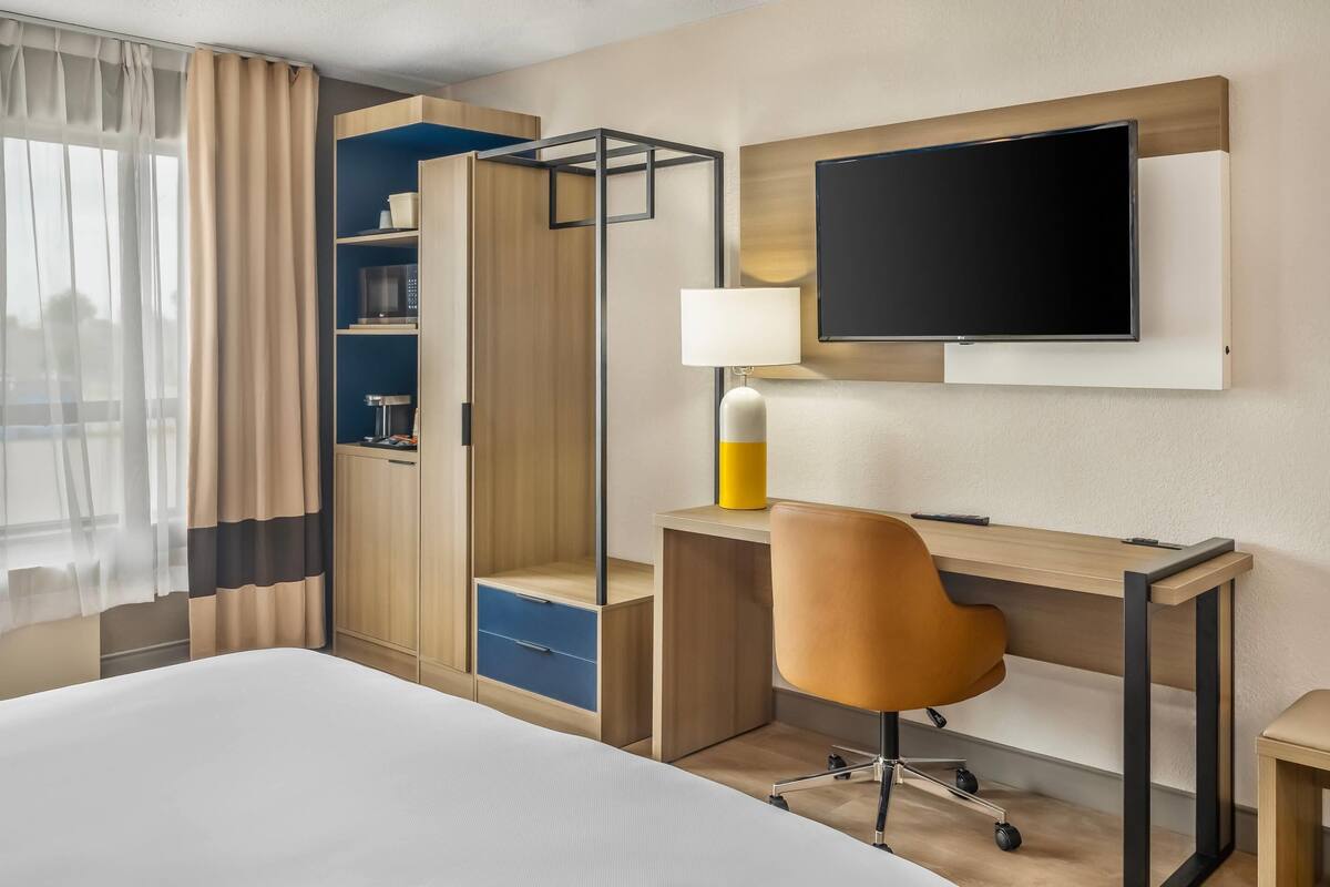 Room, 1 King Bed, Non Smoking | Desk, blackout drapes, iron/ironing board, cribs (free)