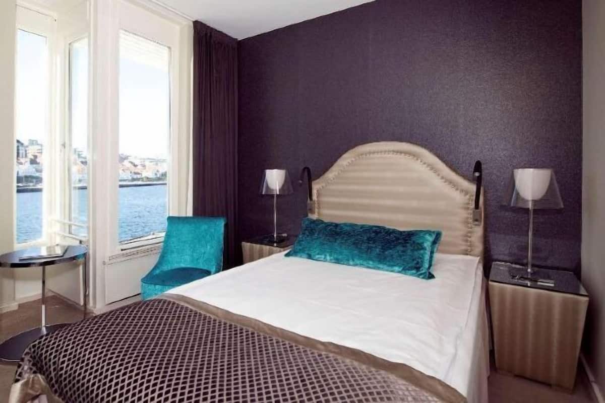 In-room safe, desk, laptop workspace, iron/ironing board