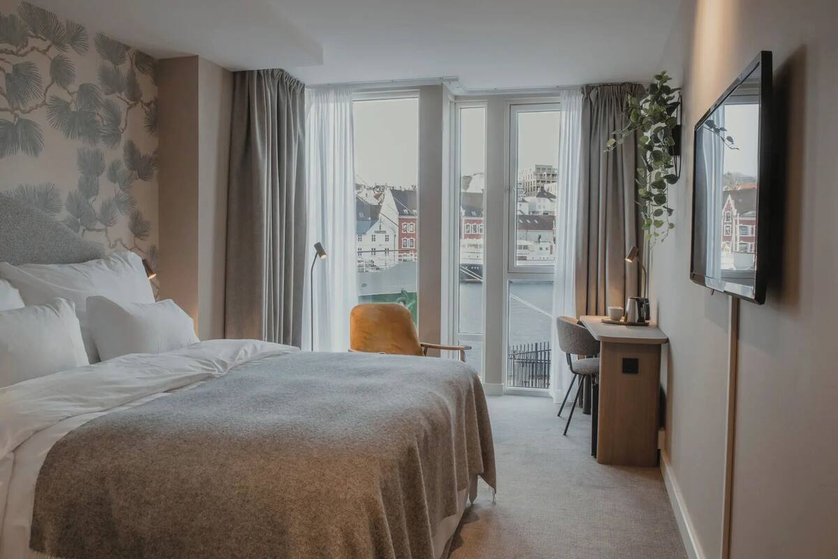 Superior Room, 1 Double Bed | In-room safe, desk, laptop workspace, iron/ironing board