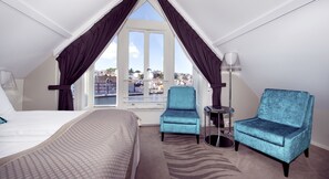 Deluxe Room | In-room safe, desk, laptop workspace, iron/ironing board