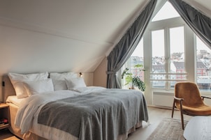 Quarto luxo | Cofres nos quartos, escrivaninha, espaço de trabalho para notebook