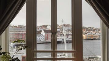 Deluxe Room | In-room safe, desk, laptop workspace, iron/ironing board