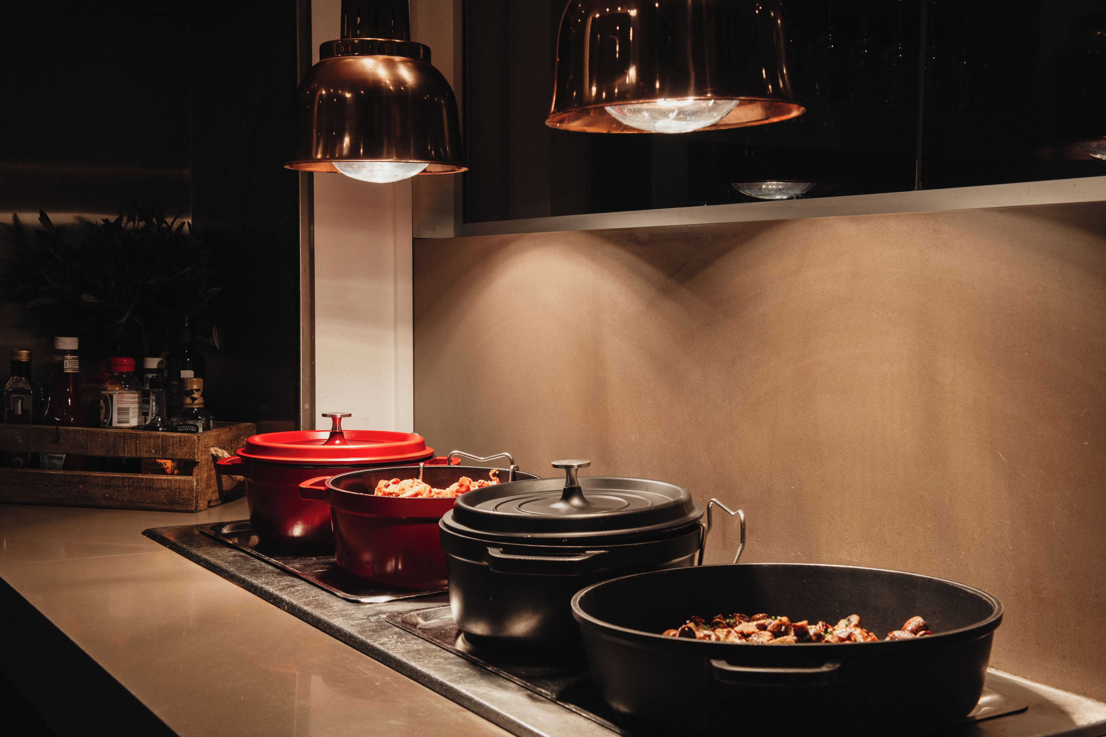Una cocina con estufa, ollas y una encimera.