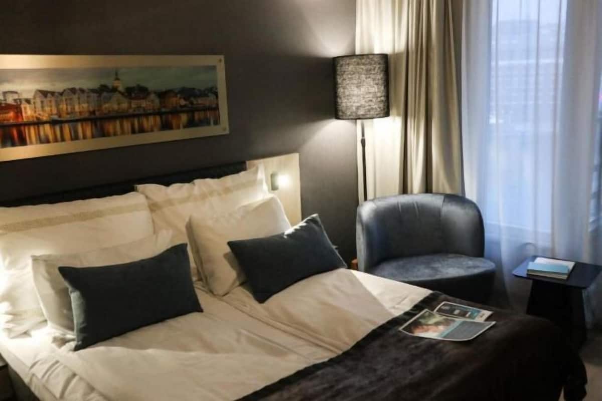 In-room safe, desk, laptop workspace, iron/ironing board