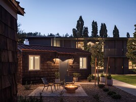 Roupas de cama premium, camas com colchões pillow-top, frigobar