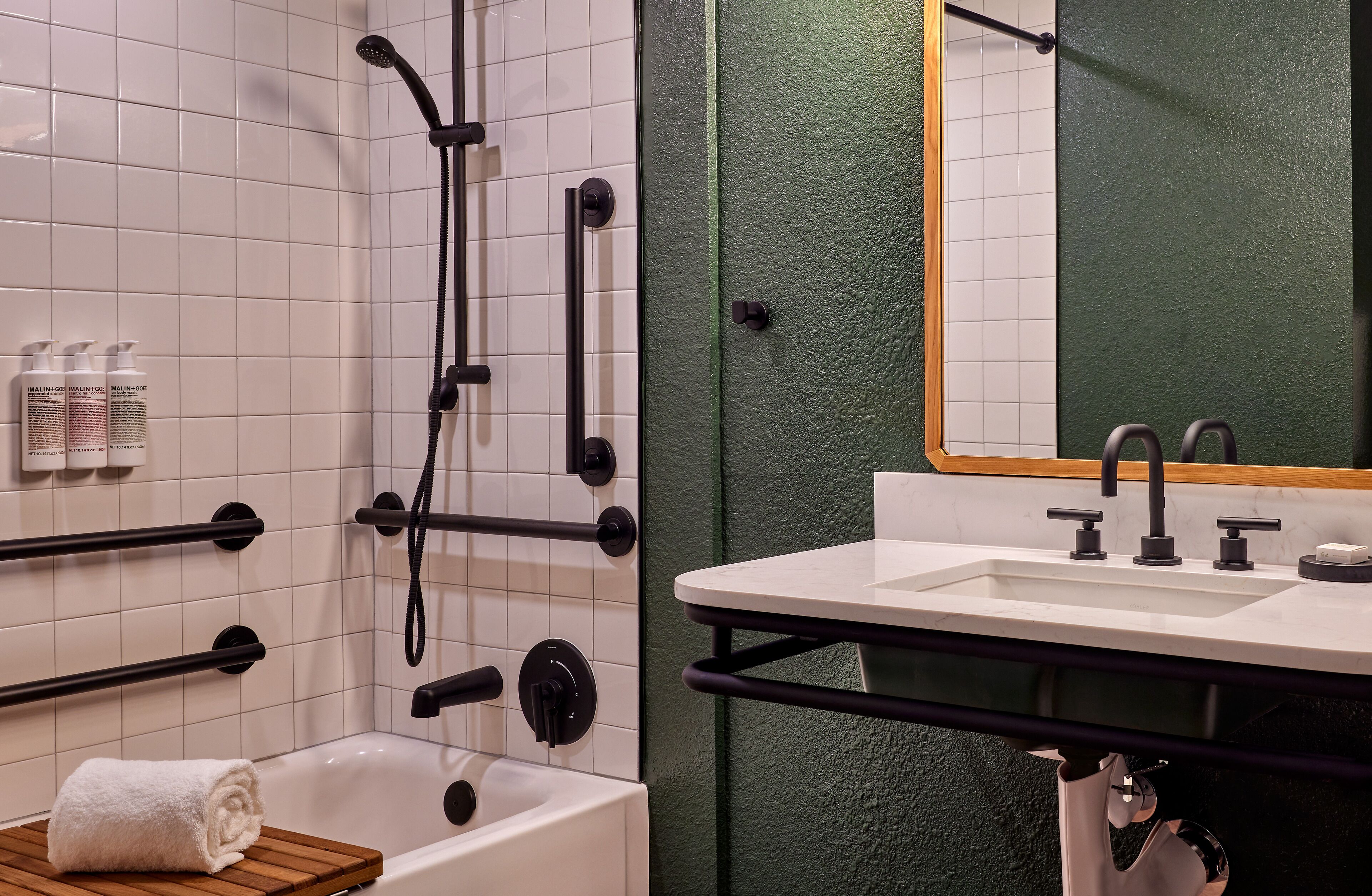 combined shower/bathtub, eco-friendly toiletries, hair dryer, towels