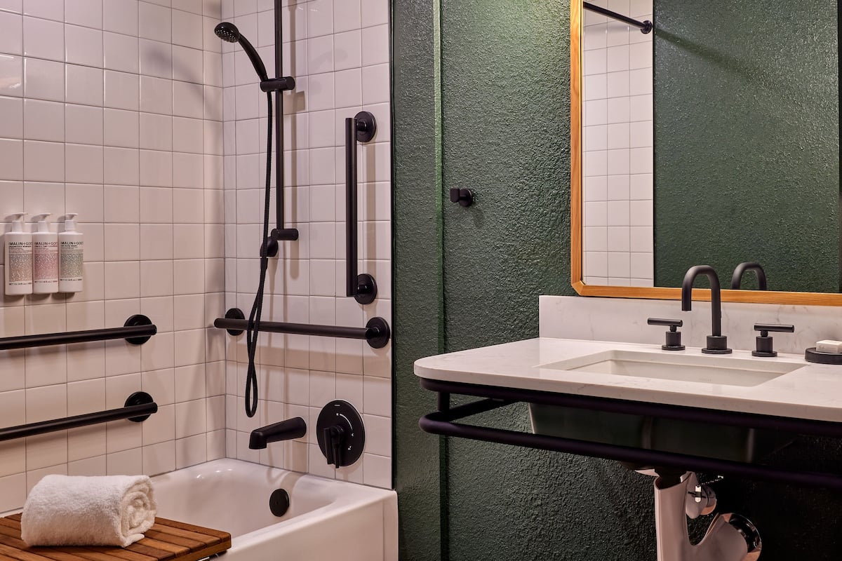 combined shower/bathtub, eco-friendly toiletries, hair dryer, towels