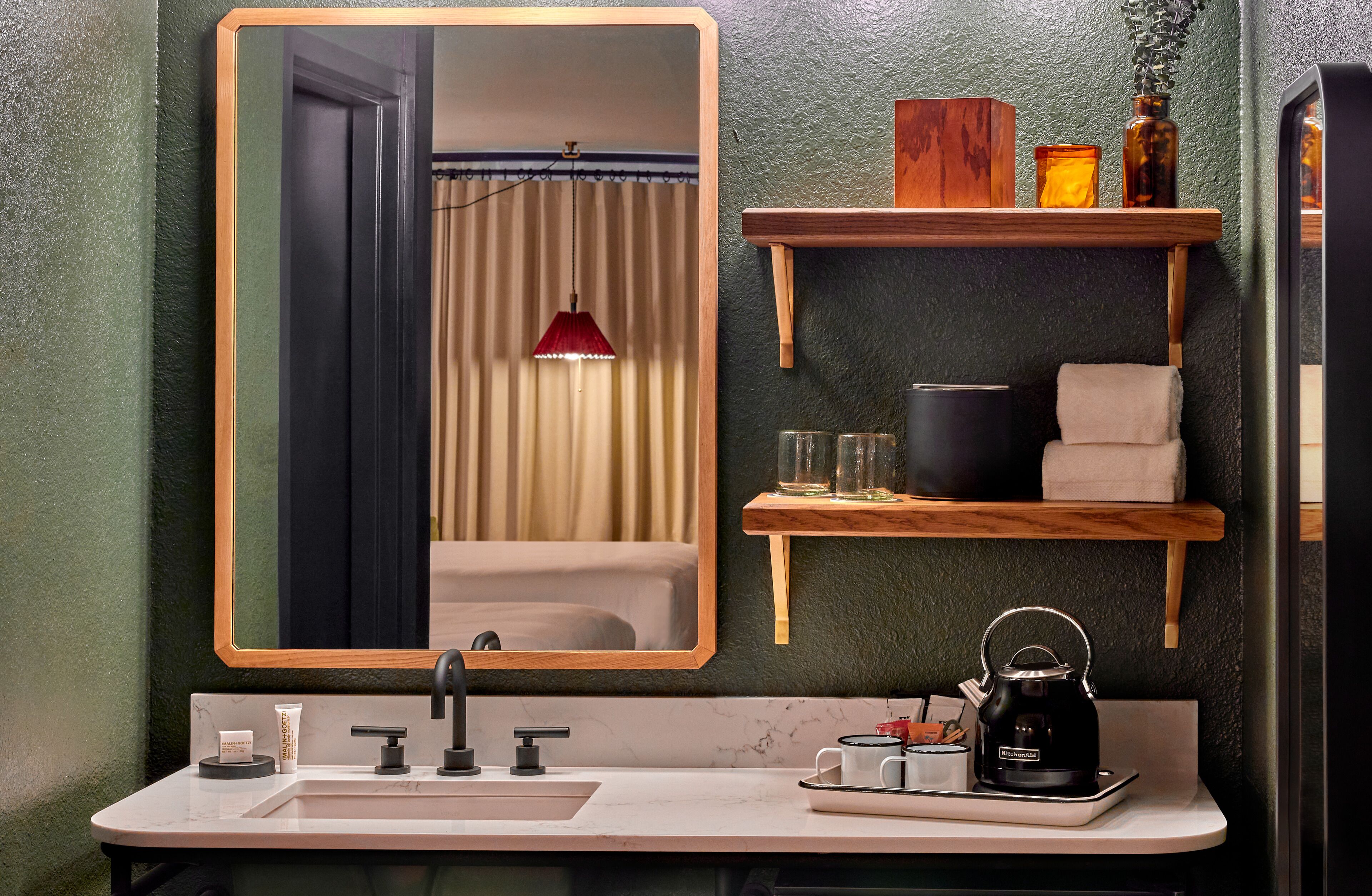 combined shower/bathtub, eco-friendly toiletries, hair dryer, towels