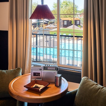 Premium bedding, pillowtop beds, minibar, laptop workspace at High Country Motor Lodge – Near NAU/Downtown