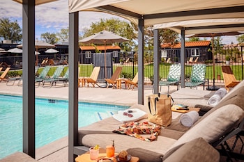 Pool amenities at High Country Motor Lodge – Near NAU/Downtown