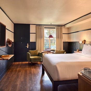 Premium bedding, pillowtop beds, minibar, laptop workspace at High Country Motor Lodge – Near NAU/Downtown