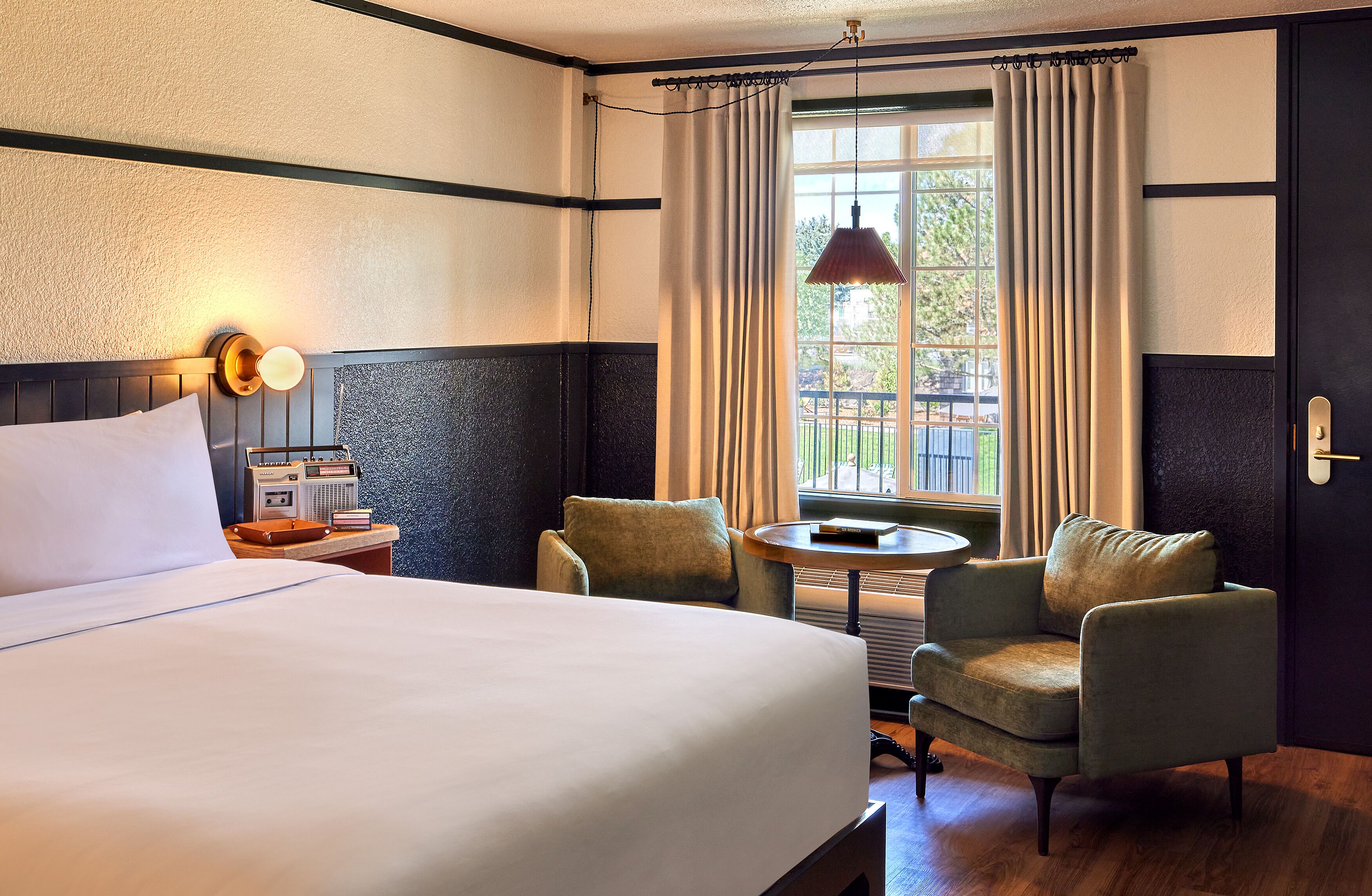 deluxe room | premium bedding, pillow-top beds, minibar, laptop workspace