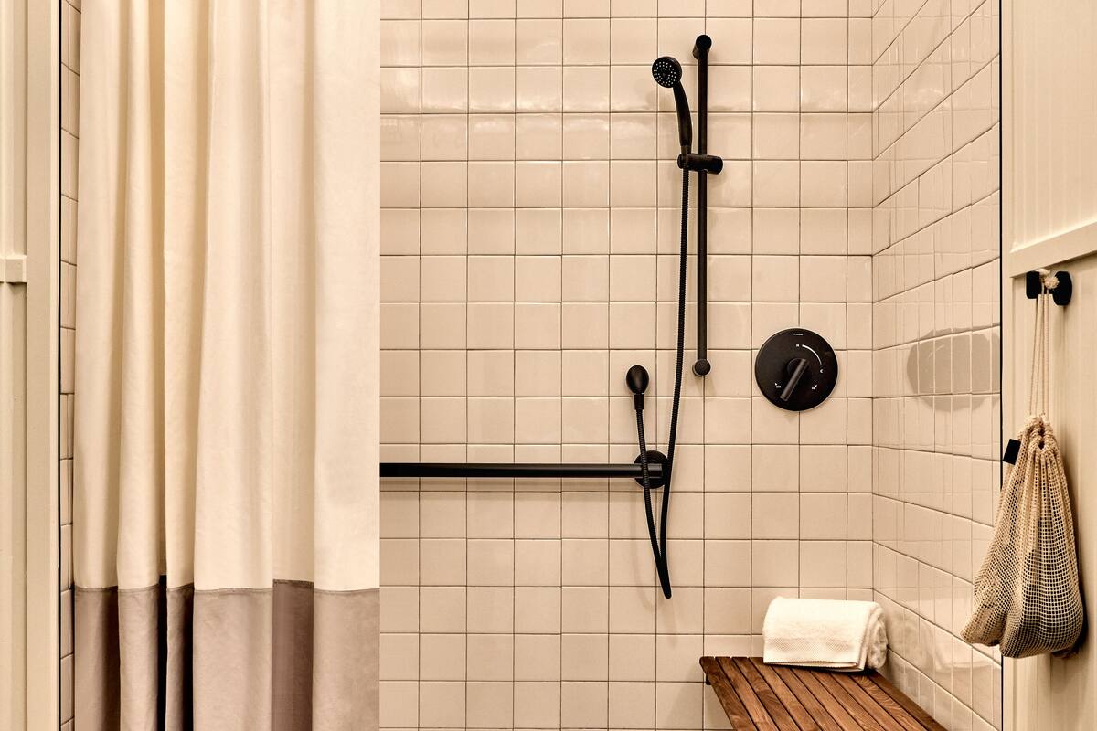 combined shower/bathtub, eco-friendly toiletries, hair dryer, towels