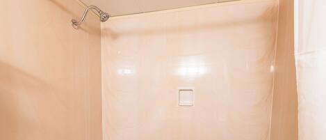 Ein Badezimmer mit Badewanne, Dusche und Toilette.