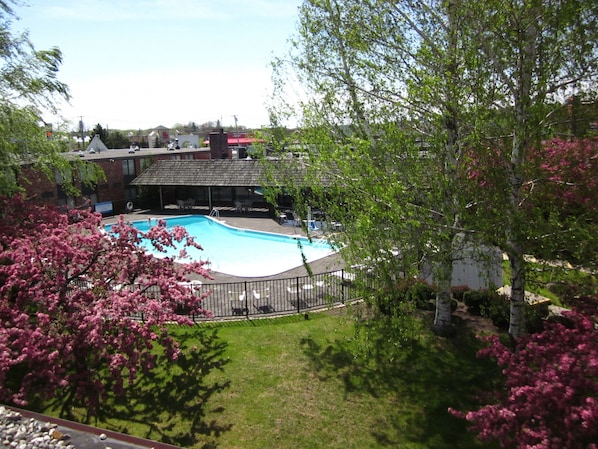 Innenpool, Außenpool (je nach Saison geöffnet), Liegestühle