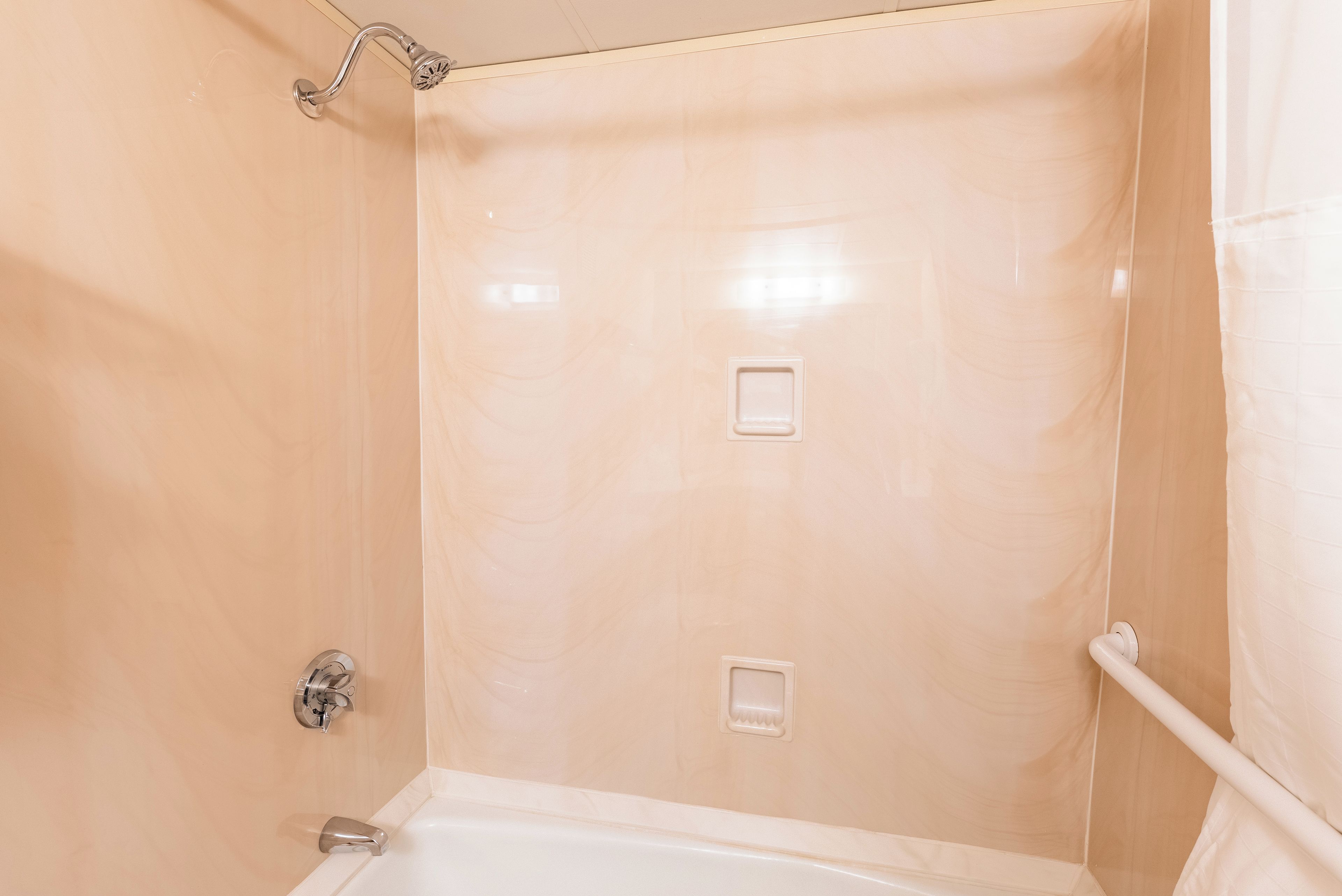 Une salle de bain avec une baignoire, une douche et des toilettes.