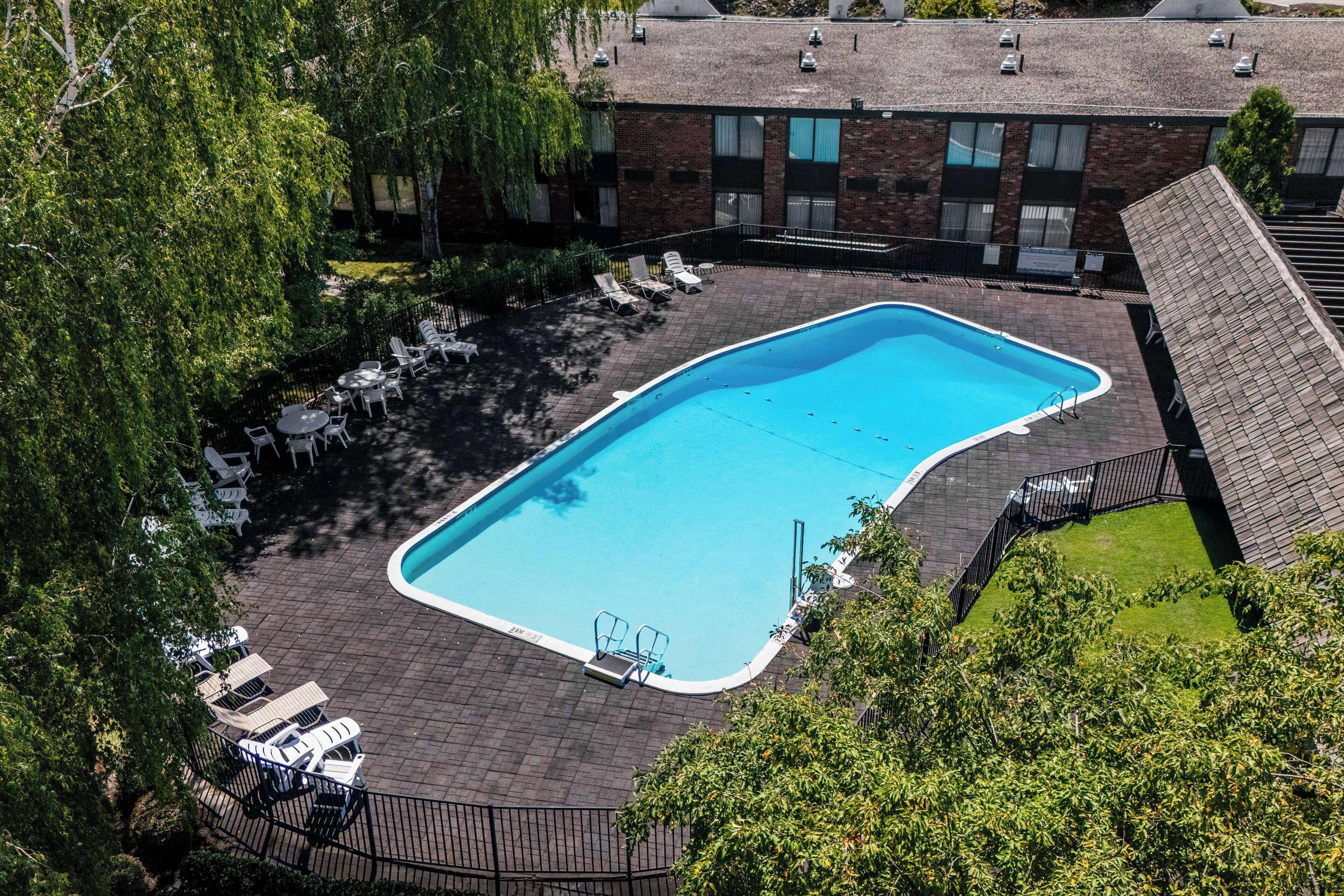 من حمّامات السباحة المغطاة، حمّام سباحة خارجي موسمي، مقاعد للتشمس