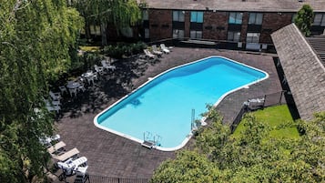 Indoor pool, seasonal outdoor pool, pool loungers