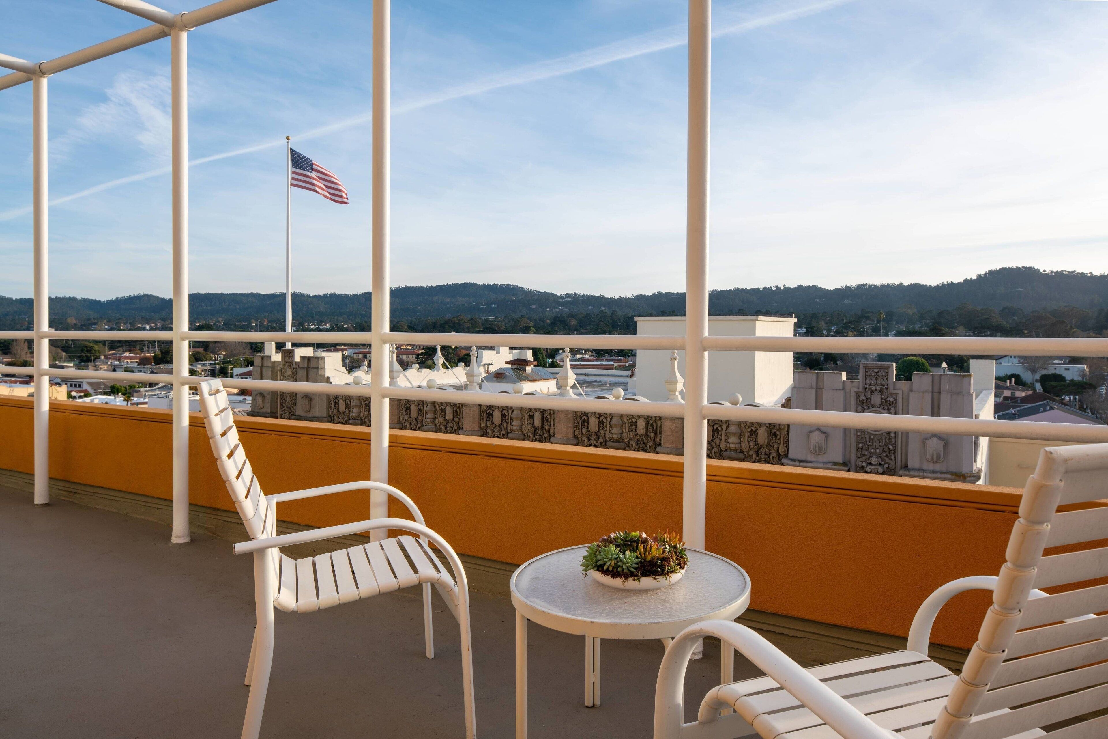 أسرّة بطبقة علوية مريحة وخزنة داخل الغرفة ومكتب ومكواة/لوح كي